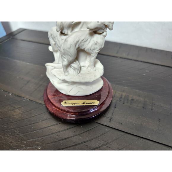 1993 Giuseppi Armani Figurine Woman with Dogs Wooden Base Signed Made in Italy5" - Picture 5 of 9